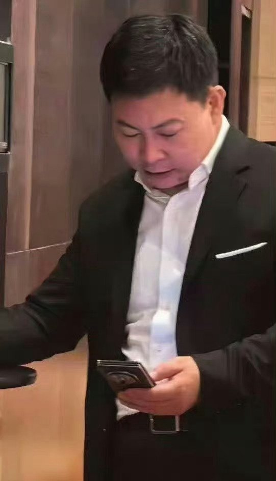 Richard Yu påträffas med en Huawei trio foldeble smartphone