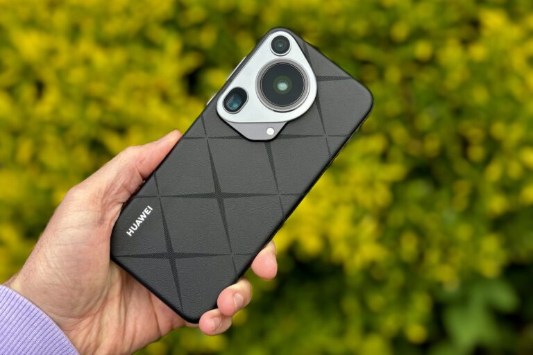 huawei-pura-70-ultra-hand-back
