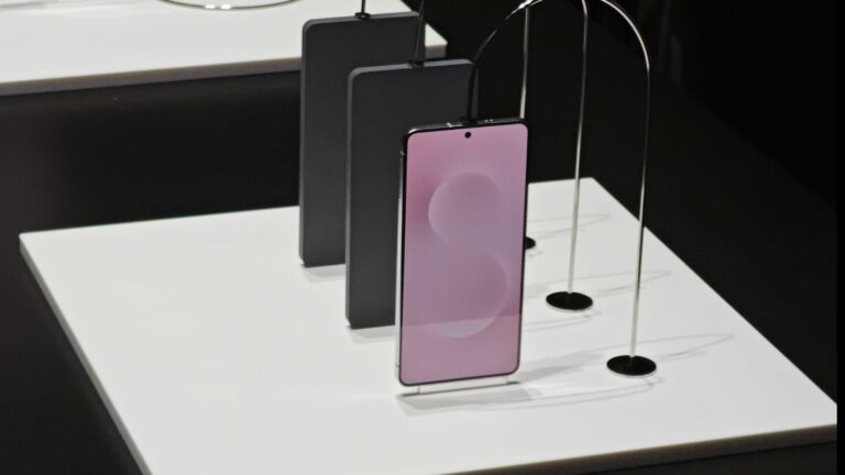 samsung-teases-super-thin-galaxy-s25-edge-phone_bk33.1920